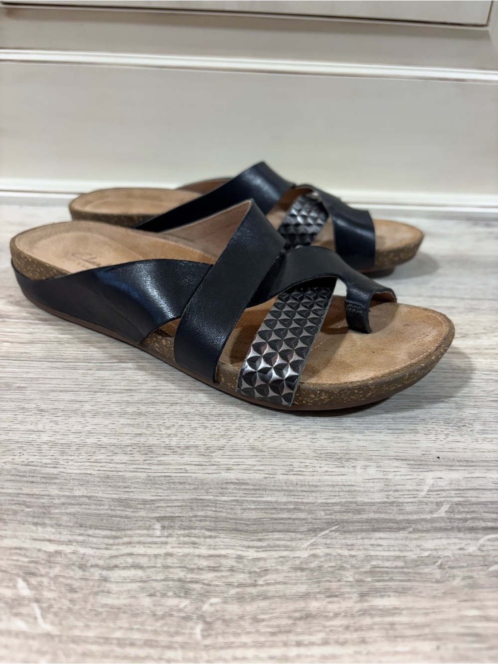Clarks Shoes Womens 6.5 Leather Cross Strap Sandals Stud Print Toe Thong Artisan